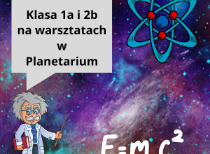 Postać Einsteina na tle tablicy z napisem klasa 1a i 2bna warsztatach w Planetarium.
