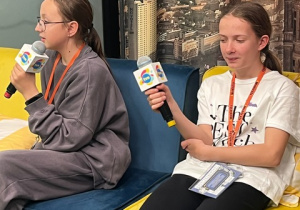 Dziewczynki w roli dziennikarek.