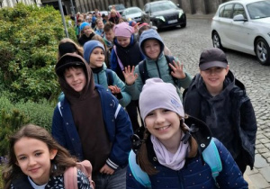 Uczniowie klas 4 na wycieczce w Warszawie.