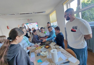 Uczniowie przygotowują tapas.