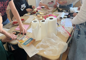 Praca w zespołach podczas przygotowania hiszpańskich przekąsek.