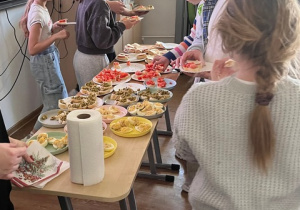 Wspólna degustacja przekąsek.