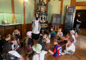Uczniowie siedzą w jednej z sal Muzeum.
