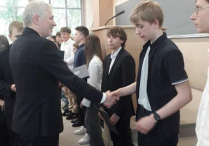 Adam odbiera gratulacje.