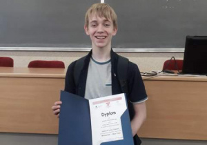Wyróżniony uczeń z dyplomem.