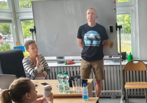 Zaproszeni goście na lekcję geografii w sali przyrodniczej.