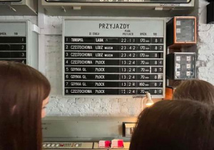 Uczniowie zwiedzają dworzec w Skierniewicach.