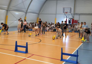 Uczniowie klas 4-6 podczas zawodów sportowych w hali.