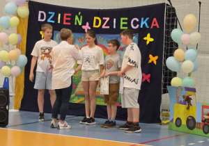 Dyrektor Szkoły wręcza dyplomy i upominki jednej z drużyn.