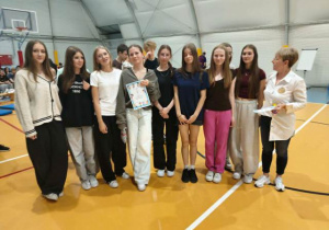 Klasa 8a pozuje do zdjęcia.