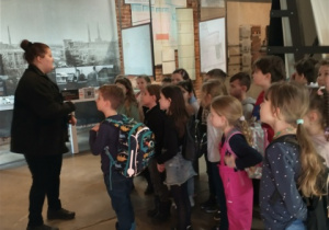 Uczniowie w hali Muzeum Fabryki