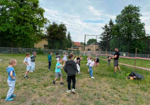 Zabawy na boisku.