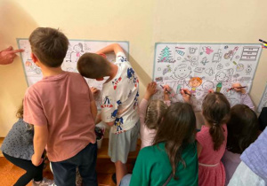 Wspólne malowanie plakatów rodzinnych.