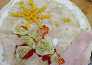Tortilla przygotowywana przez uczniów klasy 1a.