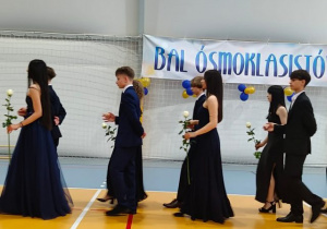 Uczniowie tańczą poloneza.