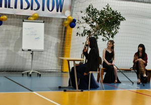 Scenka w wykonaniu uczniów klas 8.