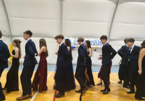 Polonez w wykonaniu uczniów.