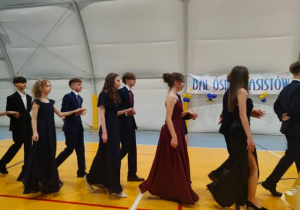Polonez w wykonaniu uczniów.