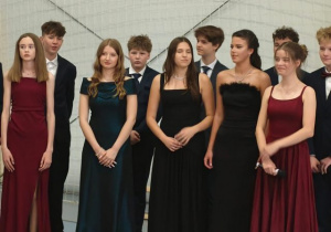 Grupa uczniów na rozpoczęciu Balu.