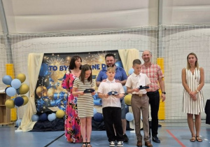 Brązowa tarcze dla uczniów klasy 5a.
