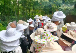 Mali pszczelarze idą do pasieki.