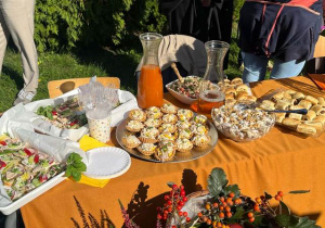 Klasowe stoisko z przekąskami.