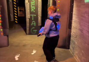 Chłopiec podczas pobytu w Laser Games.