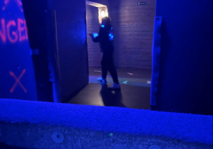 Chłopiec w Laser Games