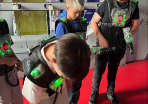 Grupa chłopców przygotowuje się do wejścia do Laser Games