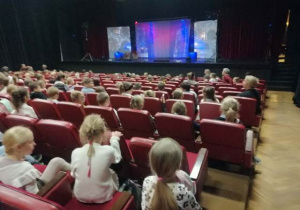 Dzieci na widowni w teatrze.
