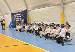 Uczniowie klas pierwszych podczas uroczystości z okazji Dnia Edukacji Narofowej.
