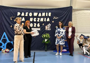 Przewodnicząca Rady Rodziców przekazuje wychowawcom klas I prezenty dla pierwszaków.