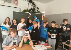 Uczniowie z upominkami za akcję w Rowerowym Maju.