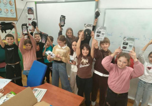 Uczniowie z upominkami za akcję w Rowerowym Maju.