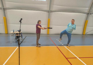 Mężczyzna i kobieta pokazują elementy ćwiczeń z taekwondo.