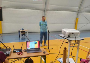 Spotkanie w hali sportowej z panem Przemkiem.