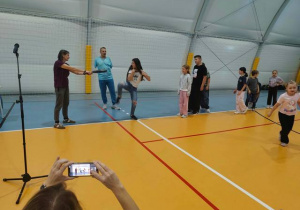 Uczniowie ćwiczą elementy taekwondo.