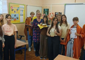 Pani Iwona próbuje cytrynę i sok cytrynowy.