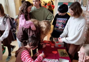 Uczniowie przygotowują walentynkowe kartki do wysłania