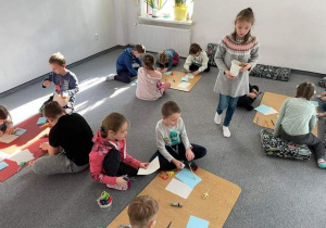 Uczniowie 1a podczas warsztatów wykonują kartki poświęcone mieszkańcom Arktyki