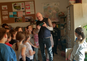 Operator filmowy pokazuje dzieciom na czym polega jego praca
