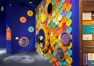 Ściana wyłożona kolorowymi guzikami, różnej wielkości