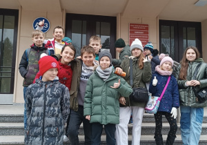 Uczniowie klasy 5b na schodach Politechniki Łódzkiej.