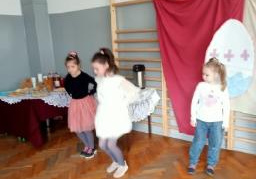 Taniec w wykonaniu dziewczynek z klasy 3a