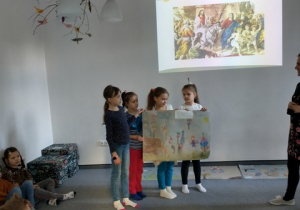 Grupa dzieci prezentuje swój plakat