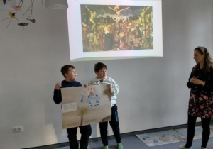 Grupa dzieci prezentuje swój plakat