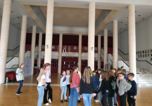 Uczniowie w foyer Teatru Wielkiego
