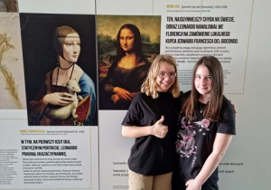 Dziewczęta pozują na tle fotogramów z Mona Lisą i Damą z łasiczką.