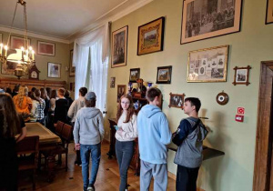 Młodzież zwiedza muzeum Sienkiewicza
