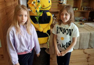 Dziewczynki na tle wielkiej pszczoły